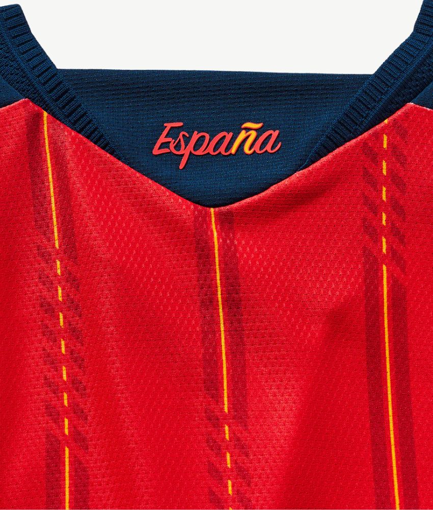 Camiseta España 2026 primera equipación detalle rayas doradas