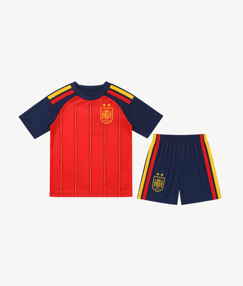 Conjunto infantil España 2026 detalle escudo dos estrellas
