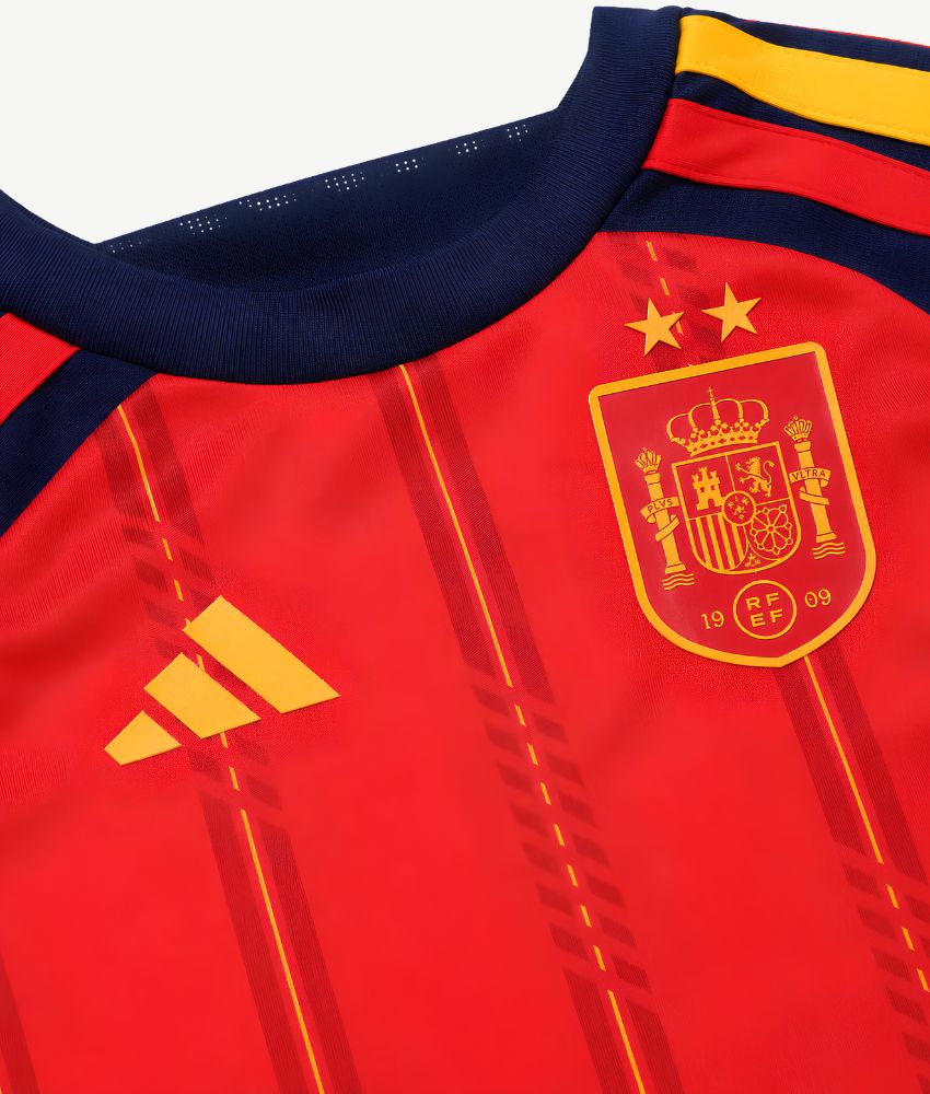 Conjunto niño España 2026 detalle camiseta roja