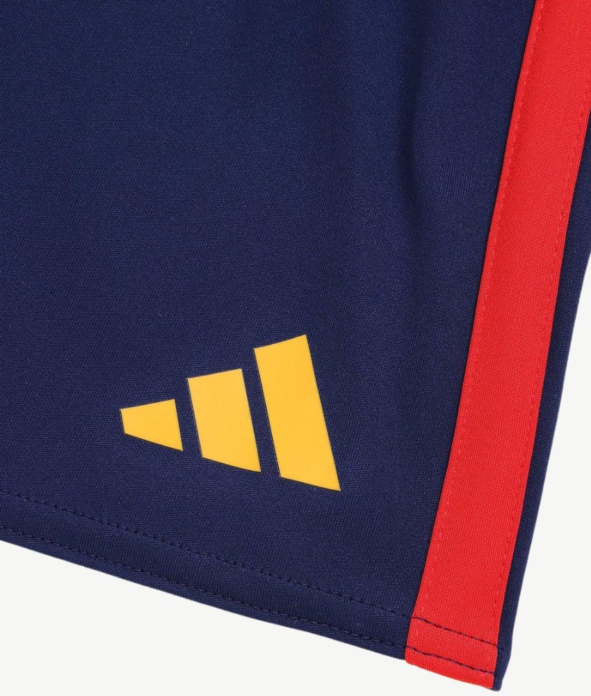 Conjunto niño España 2026 detalle cuello y mangas